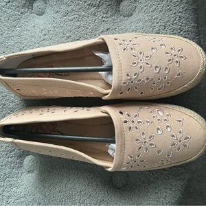 Canvas flats new with tags